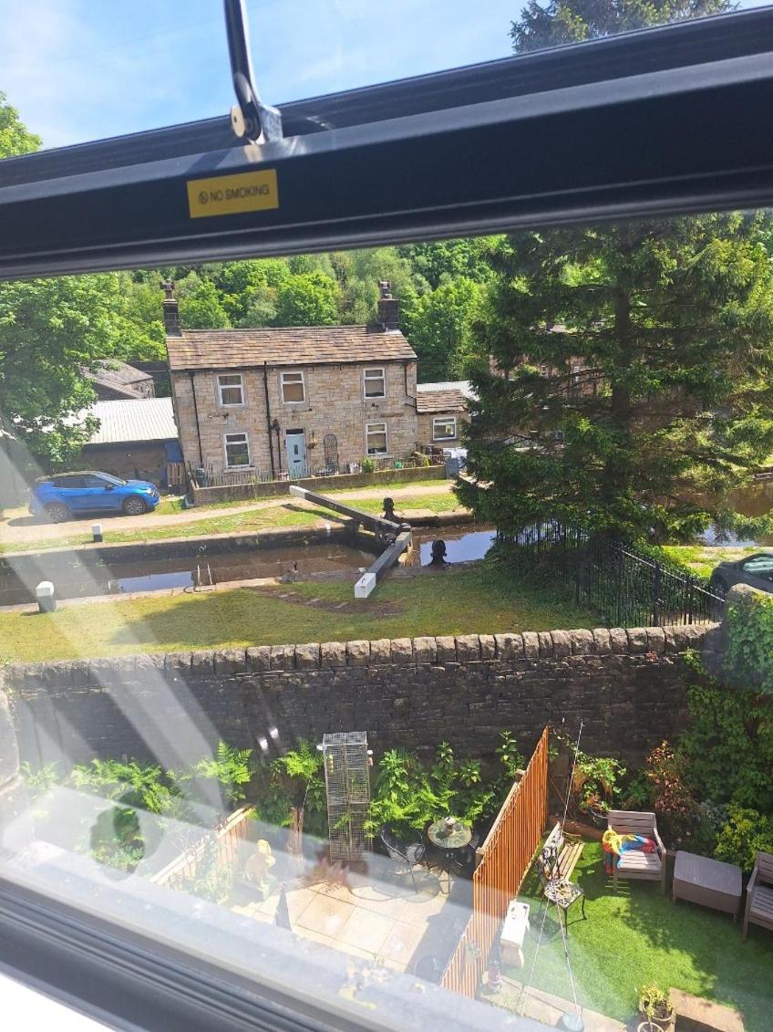 Todmorden Bed & Breakfast - The Toothless Mog Walsden Exterior foto